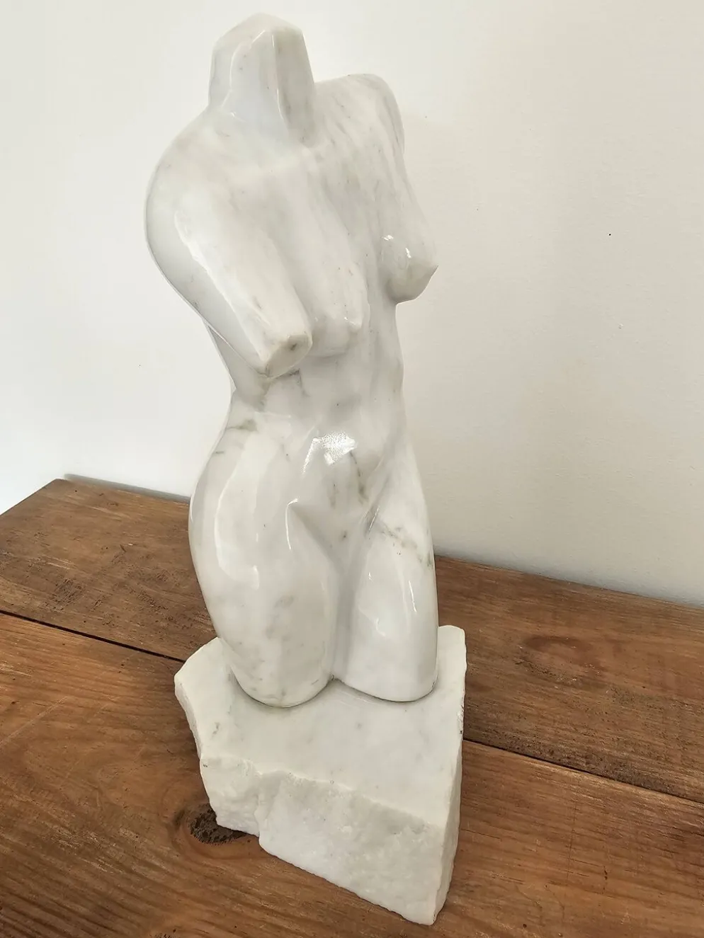 Sculpture de torse féminin en marbre blanc