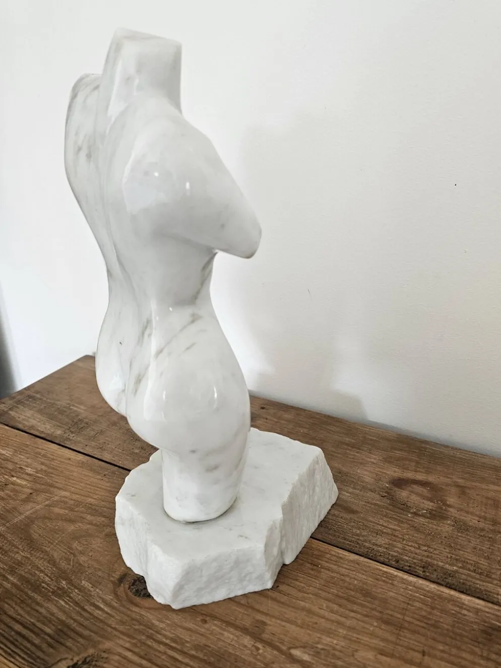 Sculpture de torse féminin en marbre blanc