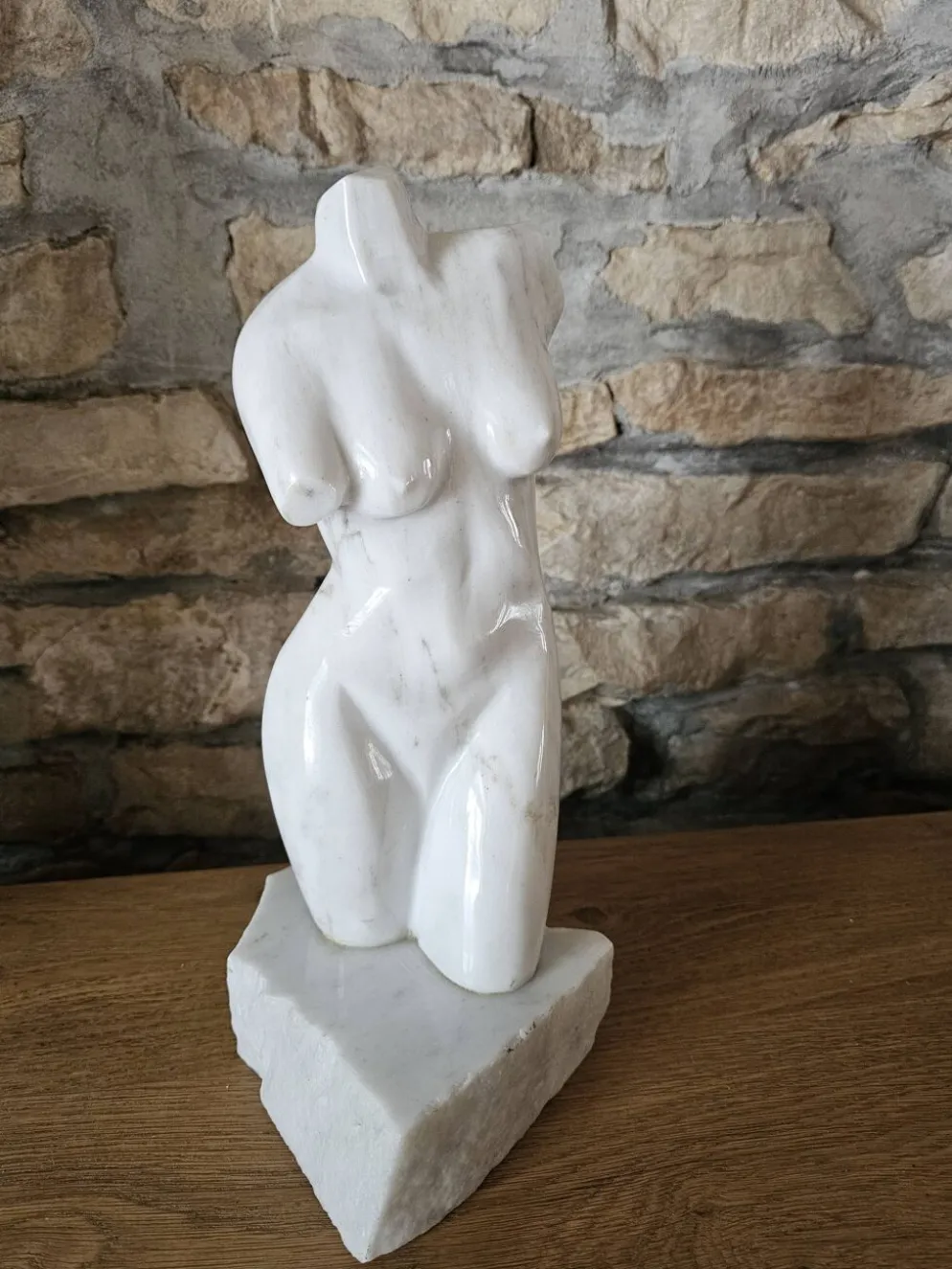 Sculpture de torse féminin en marbre blanc