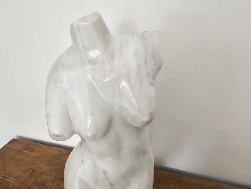 Sculpture de torse féminin en marbre blanc