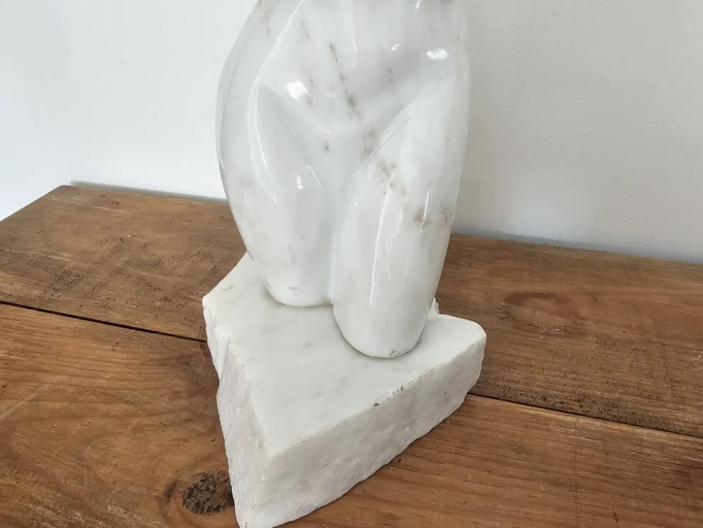 Sculpture de torse féminin en marbre blanc