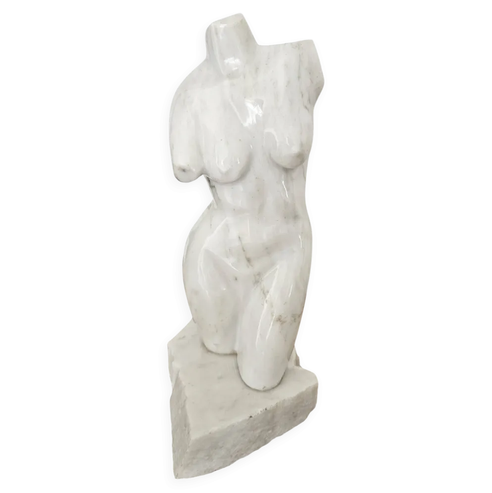 Sculpture de torse féminin en marbre blanc