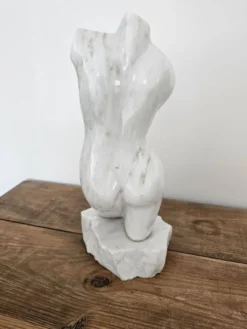 Sculpture de torse féminin en marbre blanc