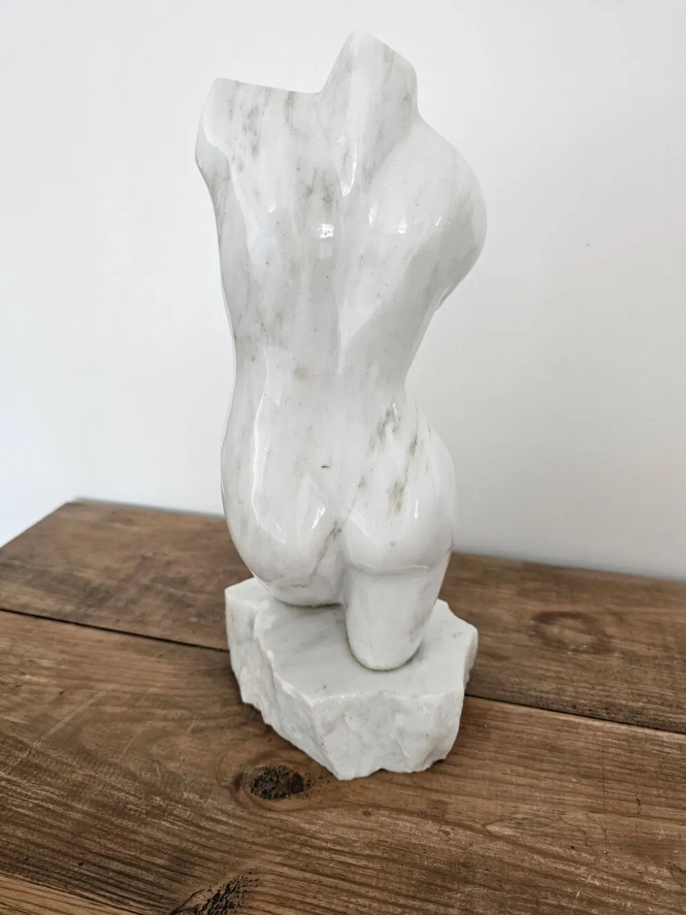 Sculpture de torse féminin en marbre blanc