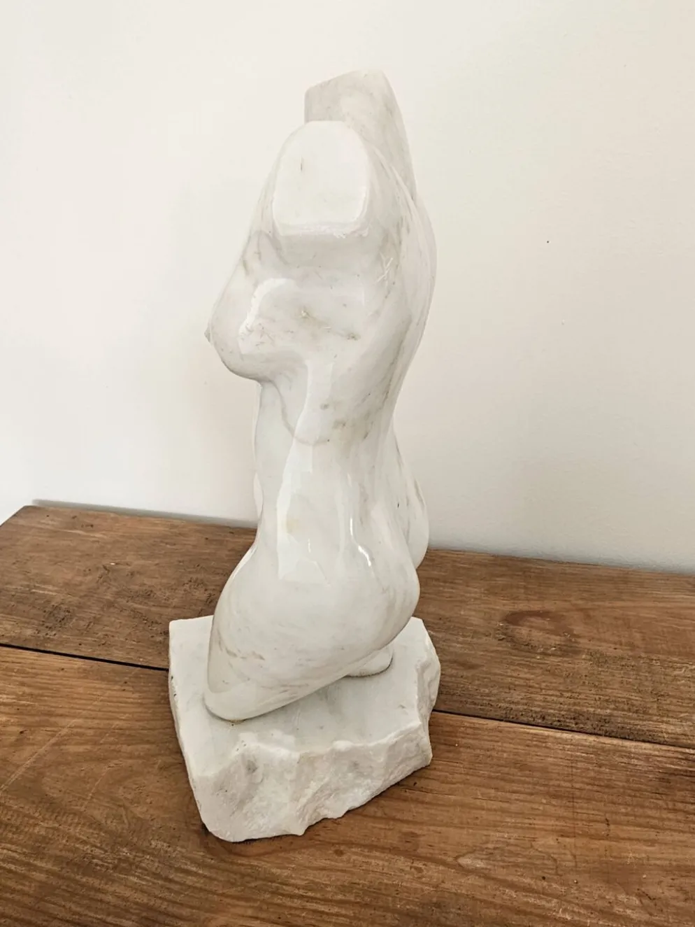 Sculpture de torse féminin en marbre blanc