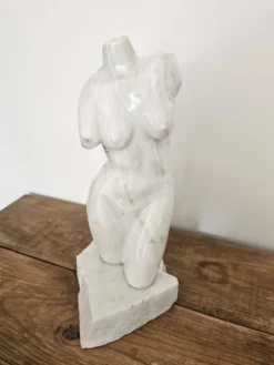 Sculpture de torse féminin en marbre blanc