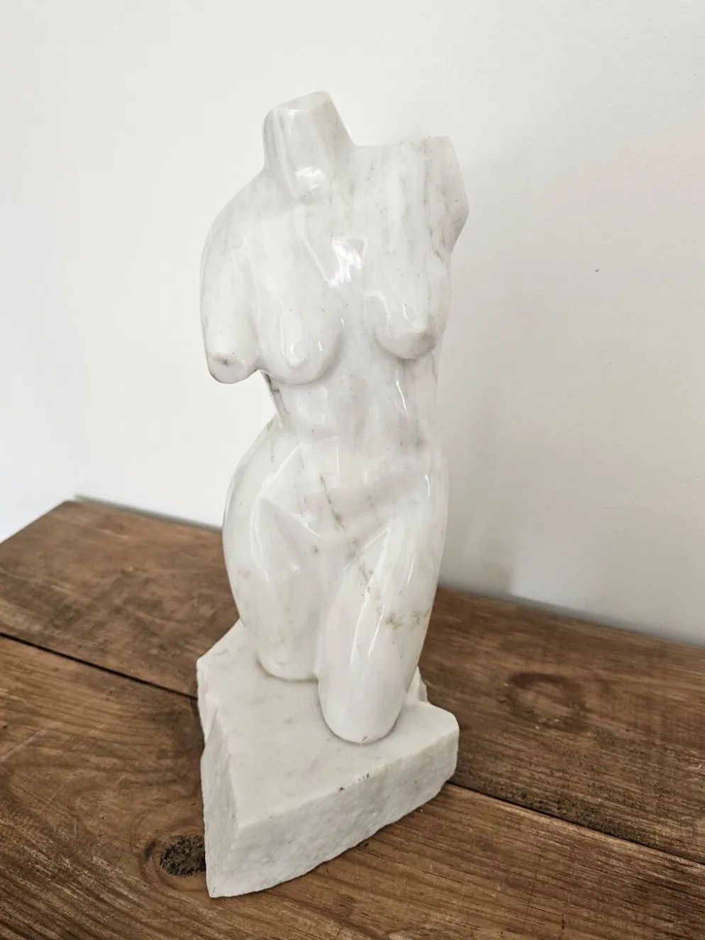 Sculpture de torse féminin en marbre blanc