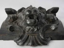 Sculpture de tête de lion en bois teinté