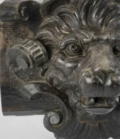 Sculpture de tête de lion en bois teinté