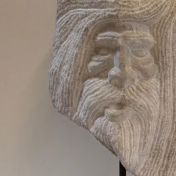 Sculpture de tête en pierre taillée
