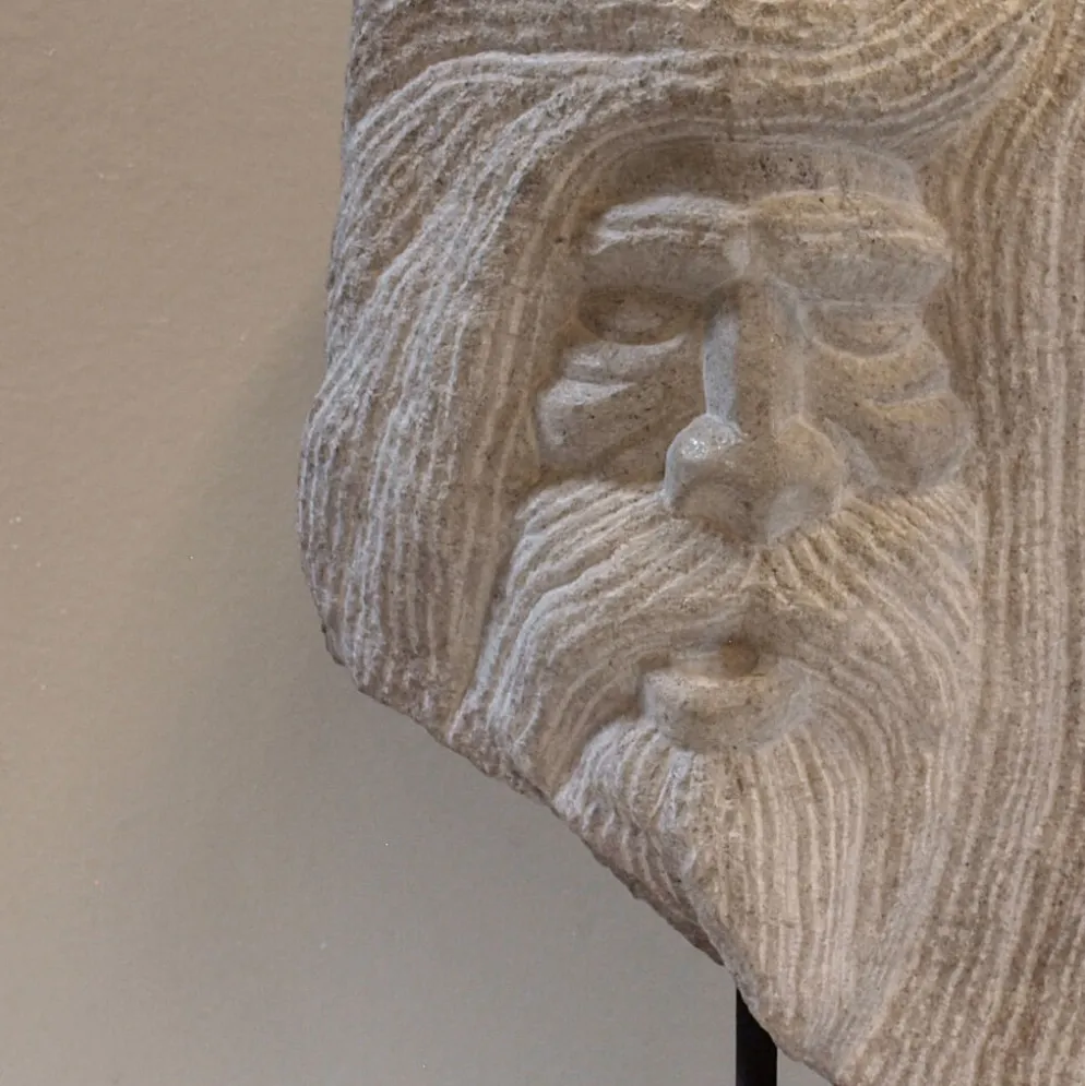 Sculpture de tête en pierre taillée