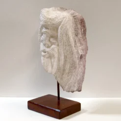 Sculpture de tête en pierre taillée