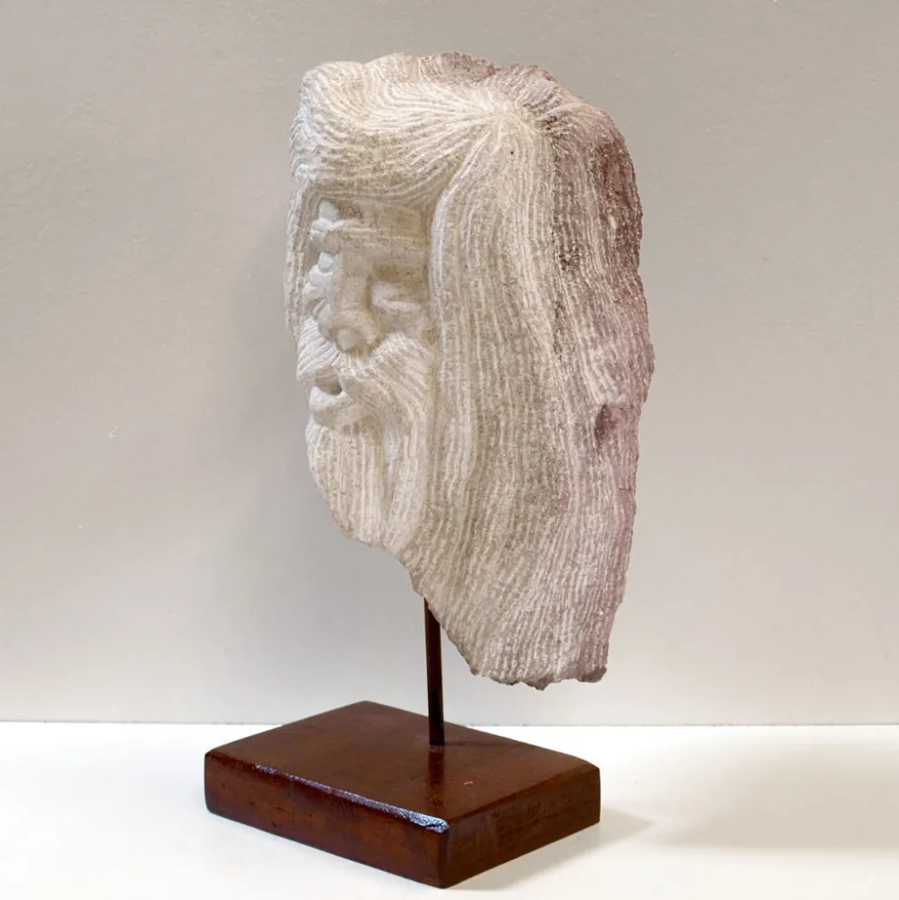 Sculpture de tête en pierre taillée