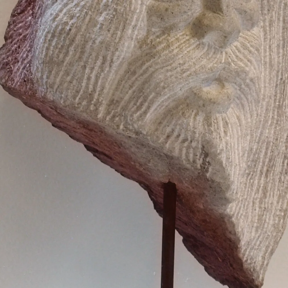 Sculpture de tête en pierre taillée