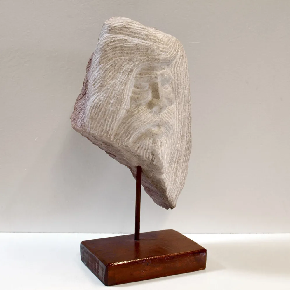 Sculpture de tête en pierre taillée