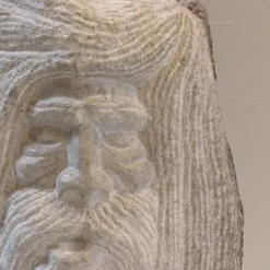 Sculpture de tête en pierre taillée