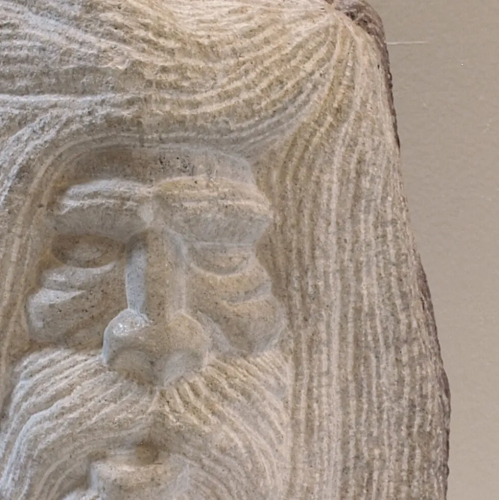 Sculpture de tête en pierre taillée
