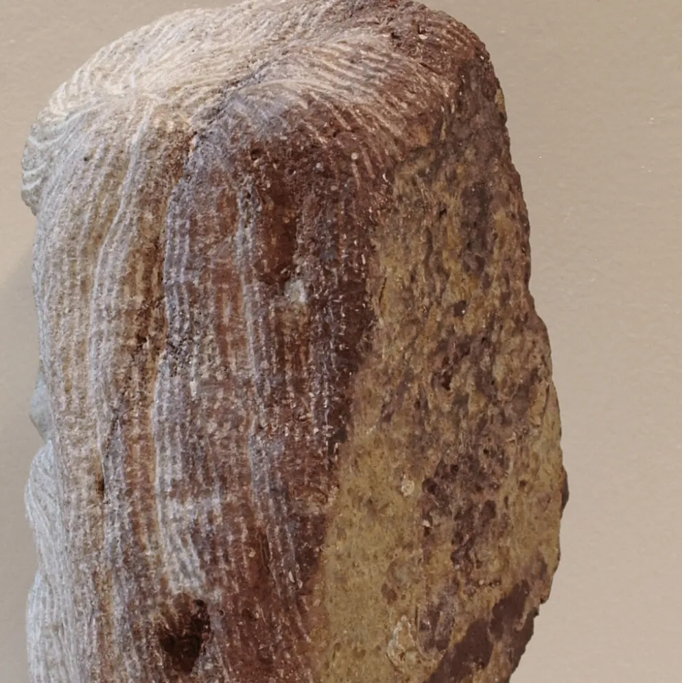 Sculpture de tête en pierre taillée
