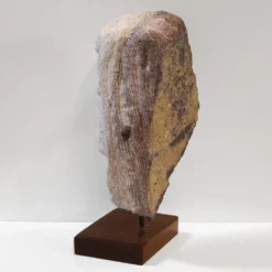 Sculpture de tête en pierre taillée