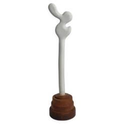 Sculpture d’inspiration biomorphique, sur socle en bois industriel, 28 cm