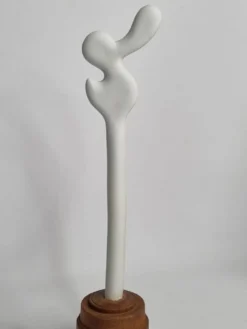 Sculpture d’inspiration biomorphique, sur socle en bois industriel, 28 cm