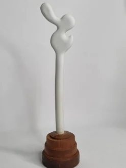 Sculpture d’inspiration biomorphique, sur socle en bois industriel, 28 cm