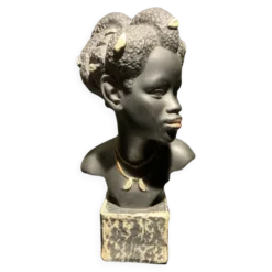 Sculpture d'une femme noire en plâtre