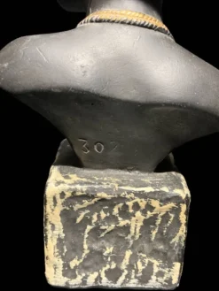 Sculpture d'une femme noire en plâtre