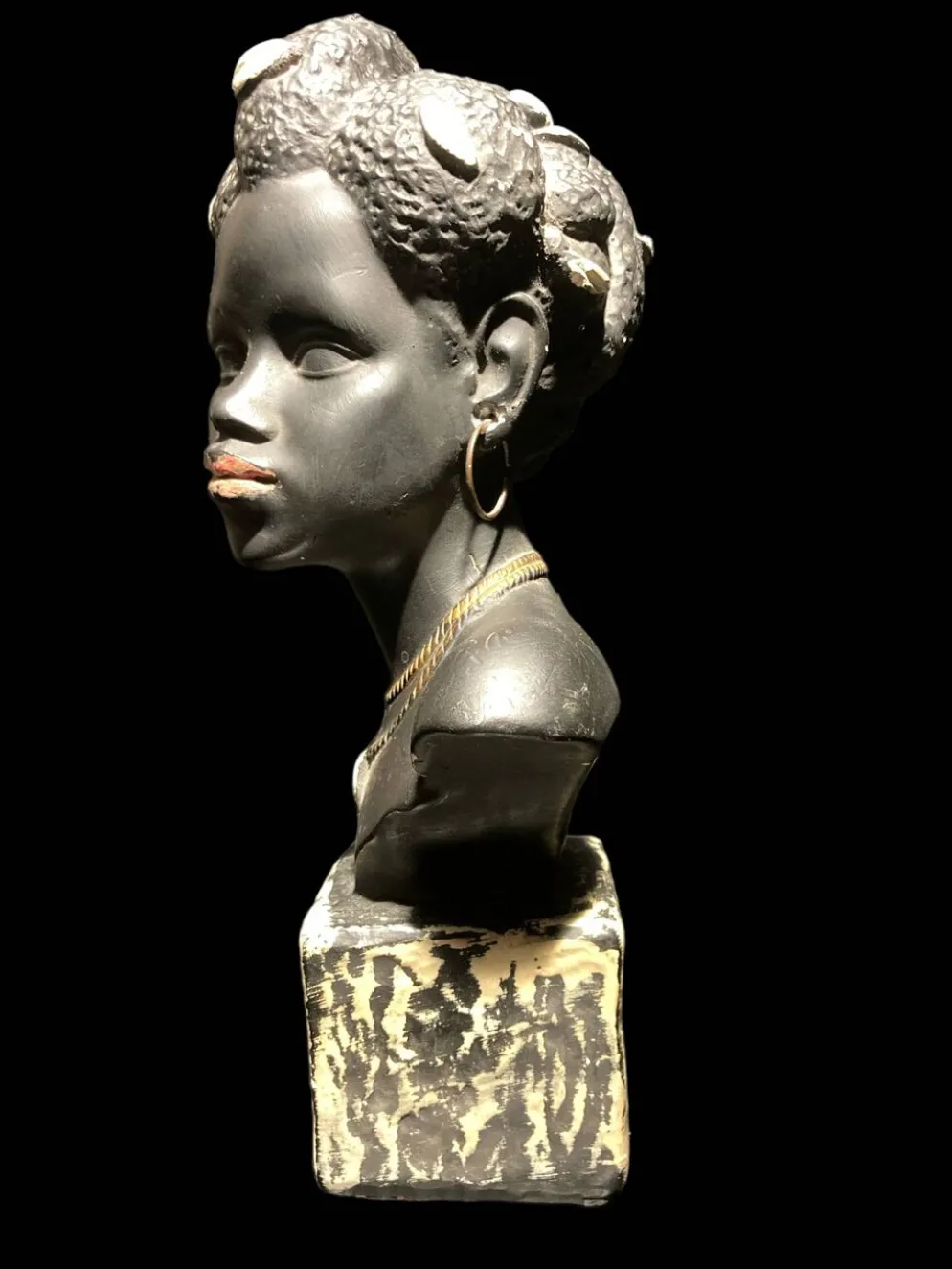 Sculpture d'une femme noire en plâtre