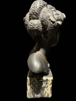 Sculpture d'une femme noire en plâtre