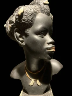 Sculpture d'une femme noire en plâtre