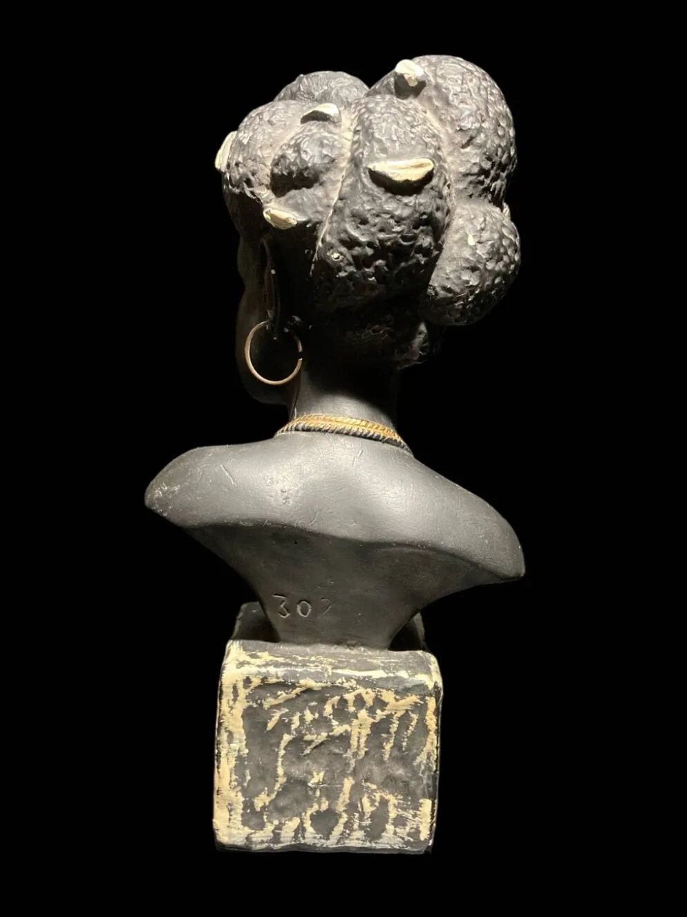 Sculpture d'une femme noire en plâtre