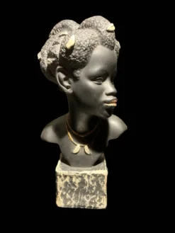 Sculpture d'une femme noire en plâtre