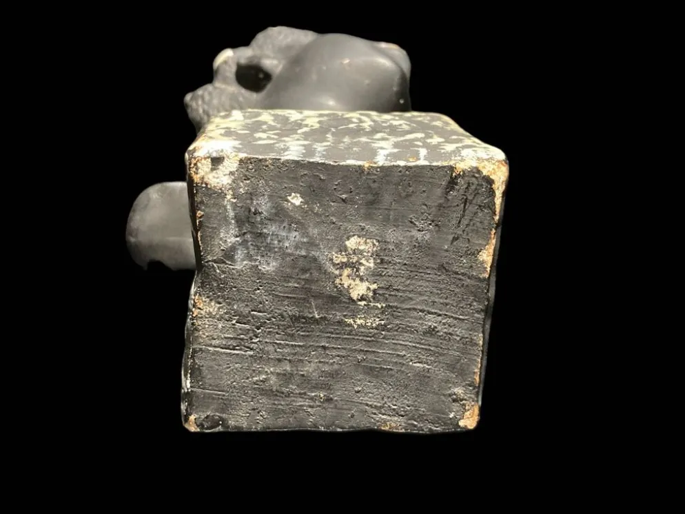 Sculpture d'une femme noire en plâtre