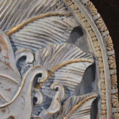 Sculpture en bas-relief, visage stylisé avec des fleurs, 20e siècle