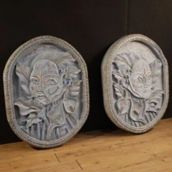 Sculpture en bas-relief, visage stylisé avec des fleurs, 20e siècle