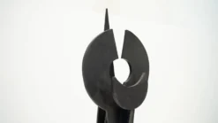 Sculpture en bois brutaliste noire