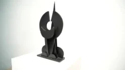 Sculpture en bois brutaliste noire