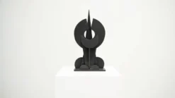 Sculpture en bois brutaliste noire