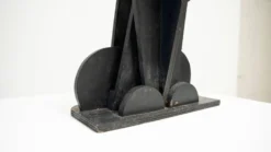 Sculpture en bois brutaliste noire