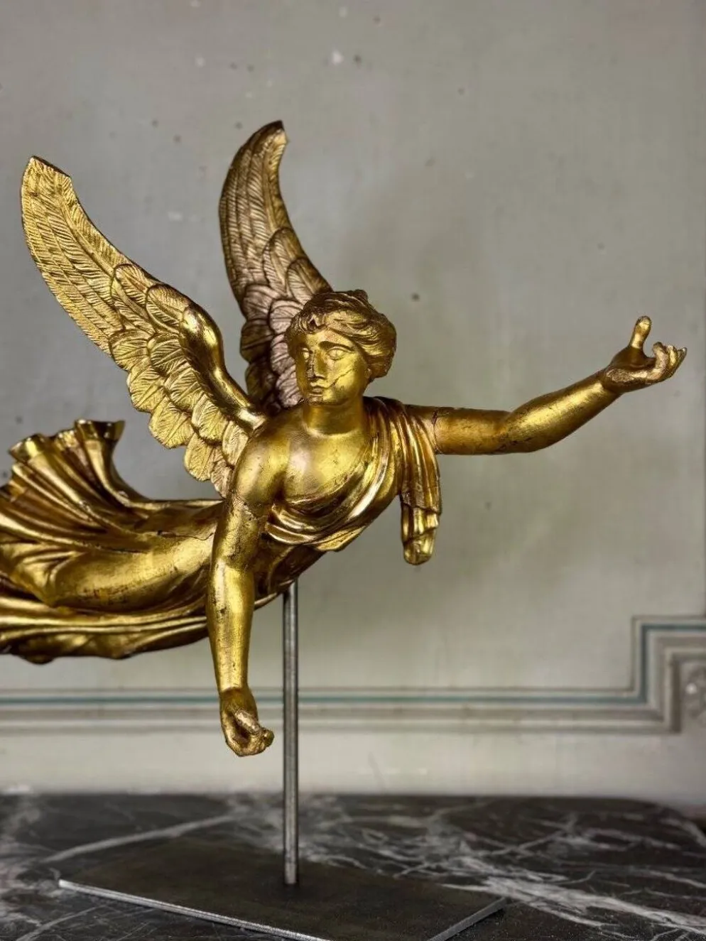 Sculpture en bois doré, ange drapé, Autriche vers 1800