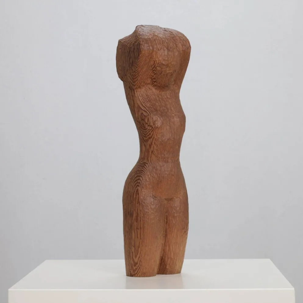 "Sculpture en bois sculpté à la main de torse de femme enchaînée, Pays-Bas, années 1970"