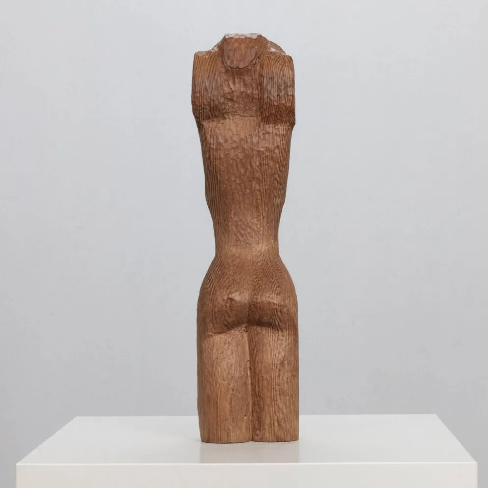 "Sculpture en bois sculpté à la main de torse de femme enchaînée, Pays-Bas, années 1970"