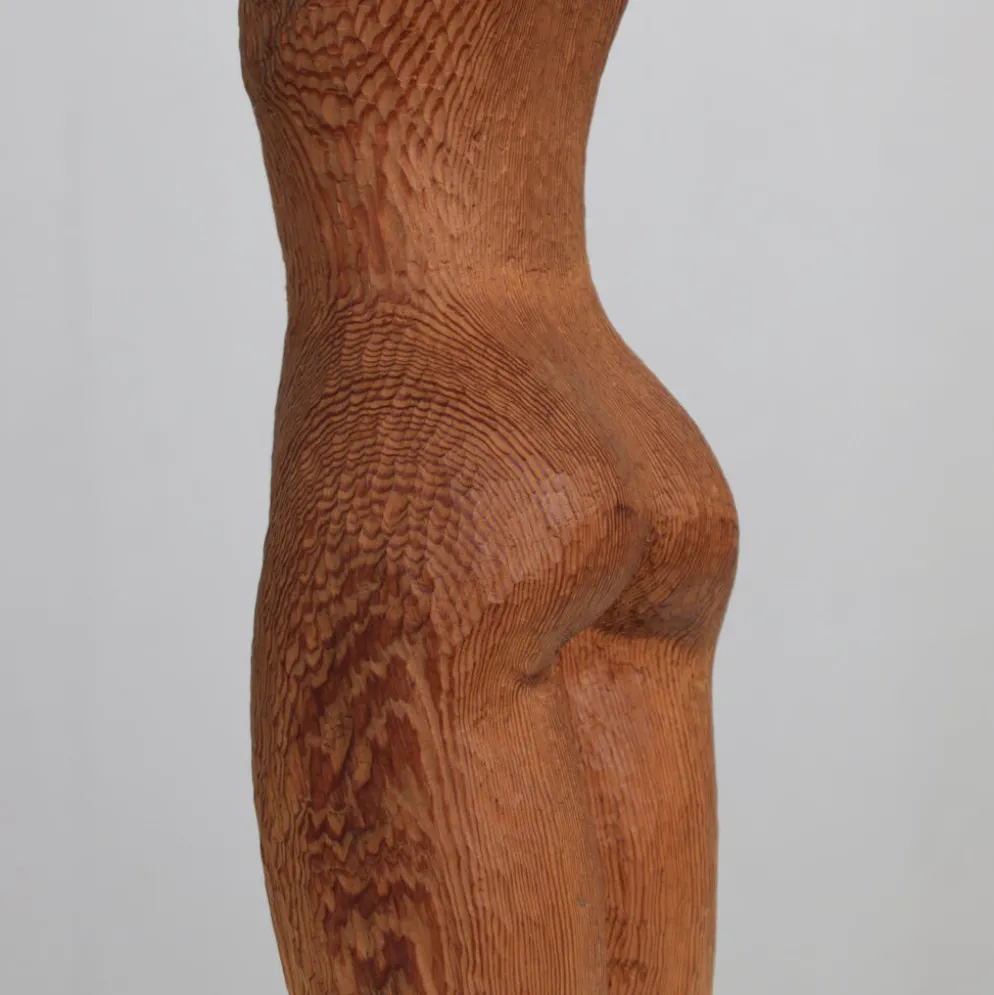"Sculpture en bois sculpté à la main de torse de femme enchaînée, Pays-Bas, années 1970"