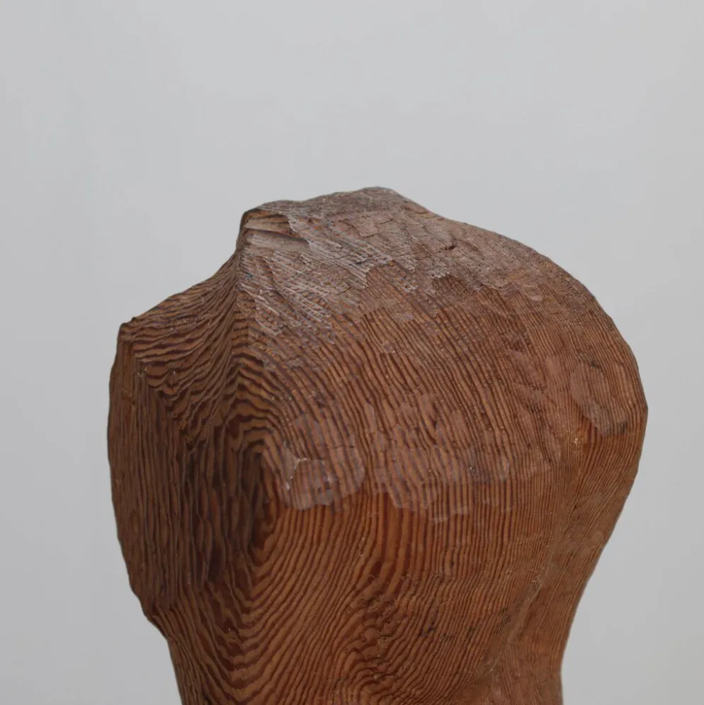 "Sculpture en bois sculpté à la main de torse de femme enchaînée, Pays-Bas, années 1970"