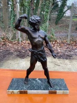 Sculpture en bronze "man in chains" sur marbre 55cm