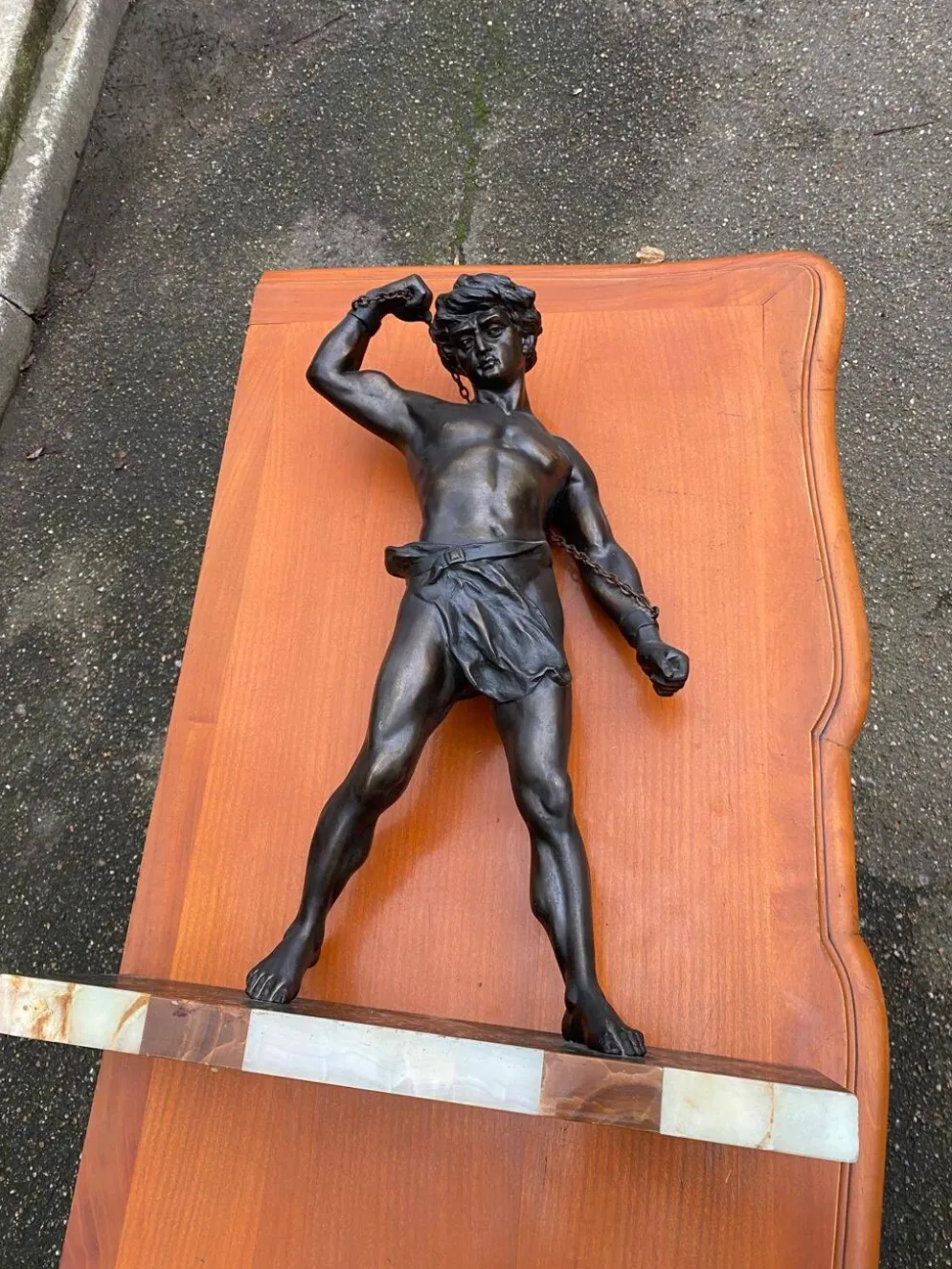Sculpture en bronze "man in chains" sur marbre 55cm