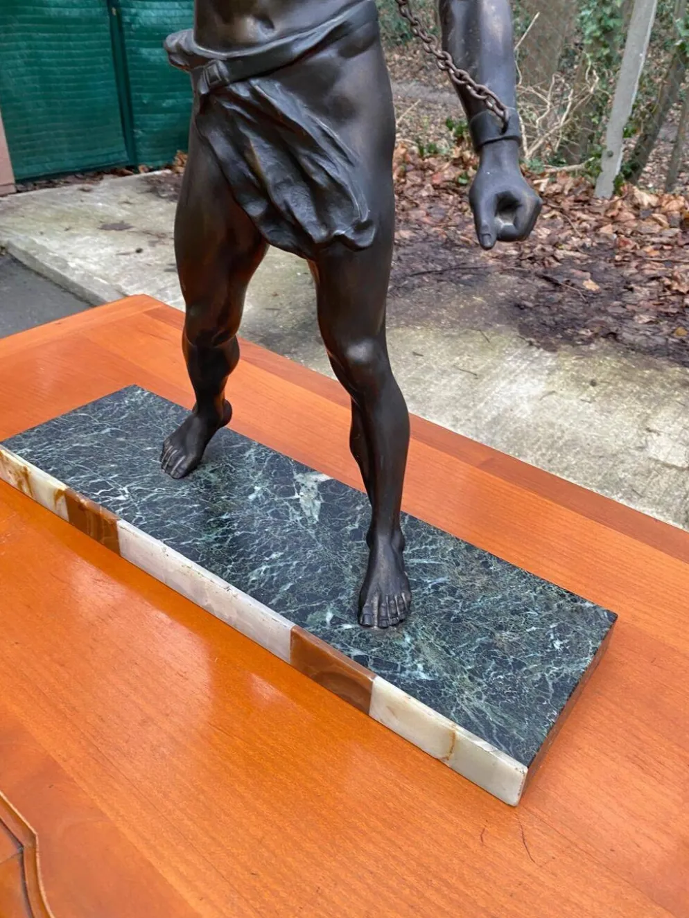 Sculpture en bronze "man in chains" sur marbre 55cm