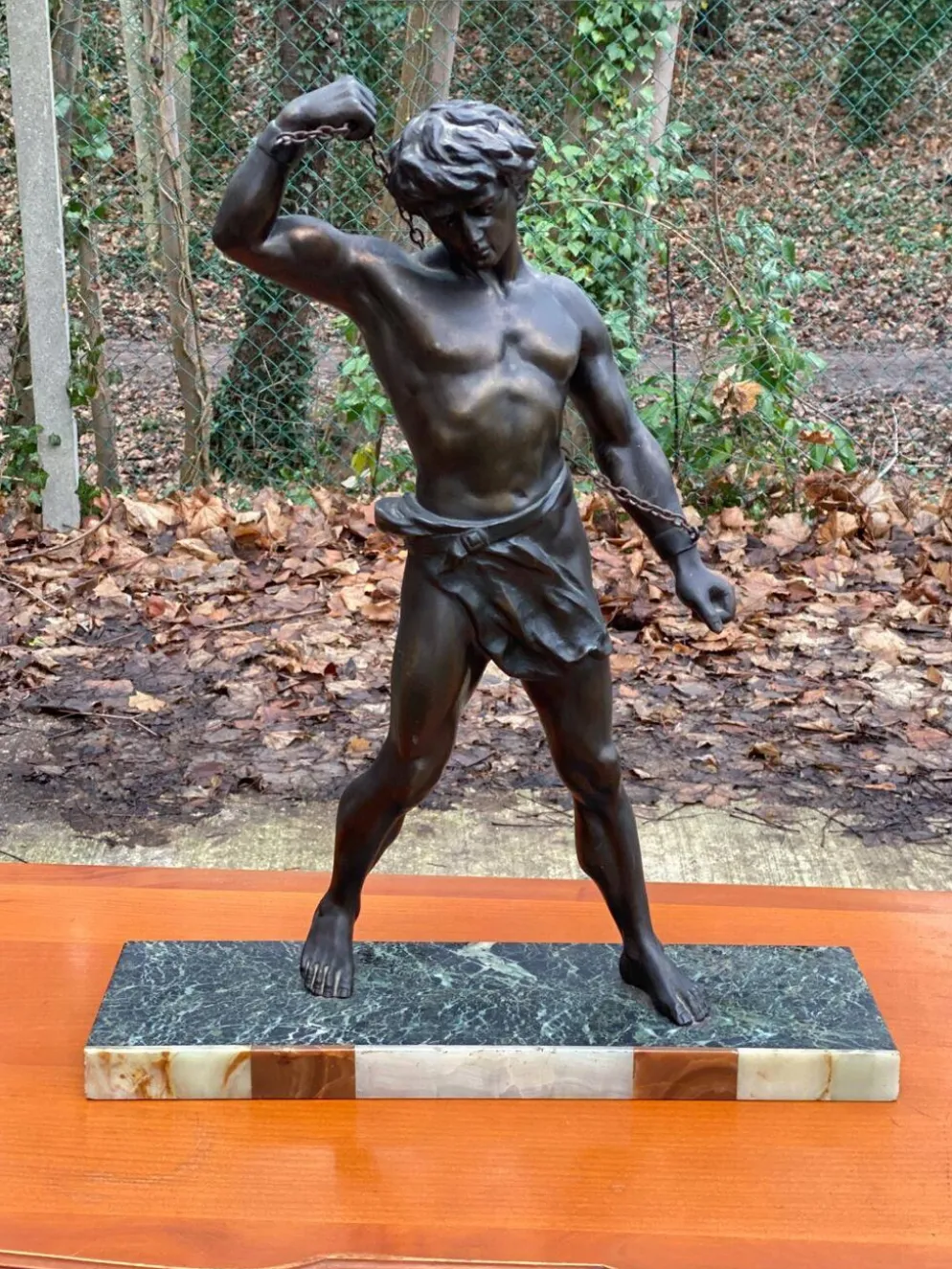 Sculpture en bronze "man in chains" sur marbre 55cm