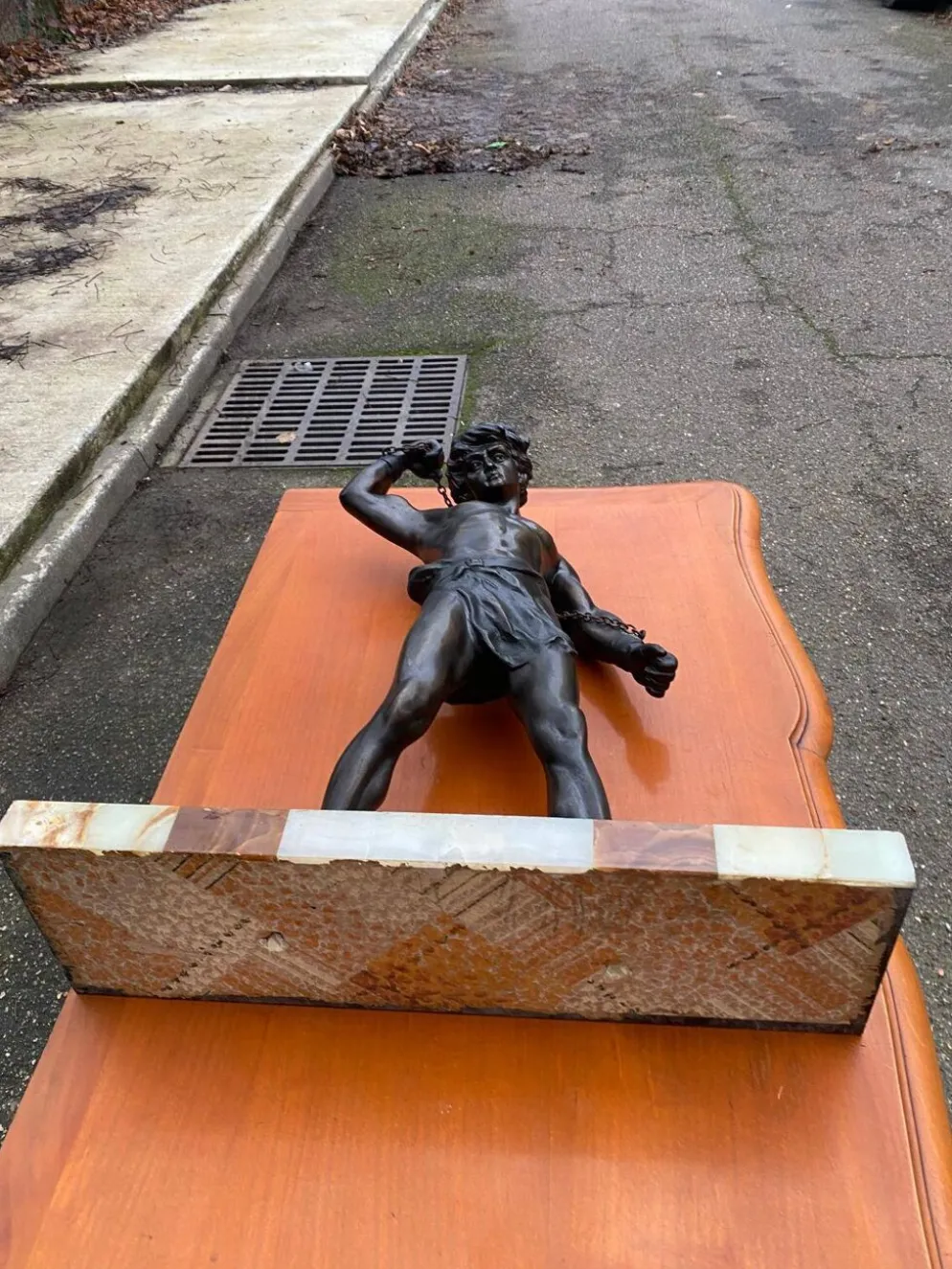 Sculpture en bronze "man in chains" sur marbre 55cm